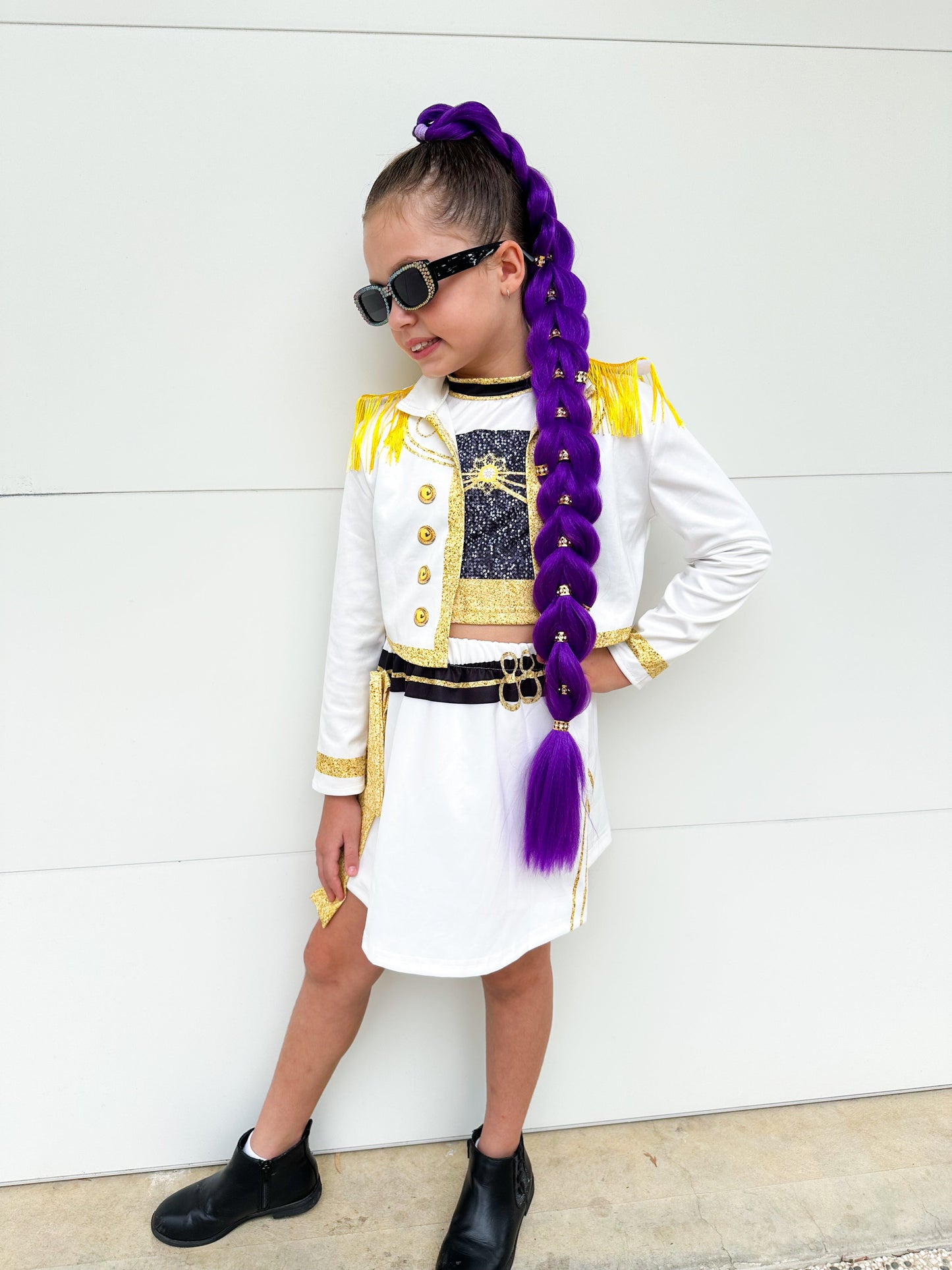 Kpop Golden Costume White (PRE-ORDER Due to arrive 7th March) *please note if you order other items they will be shipped together with this item.